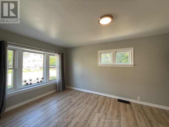 Photo - 5082 St Lawrence Ave