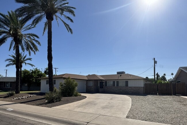 Building Photo - REMODELED GEM IN THE HEART OF SCOTTSDALE