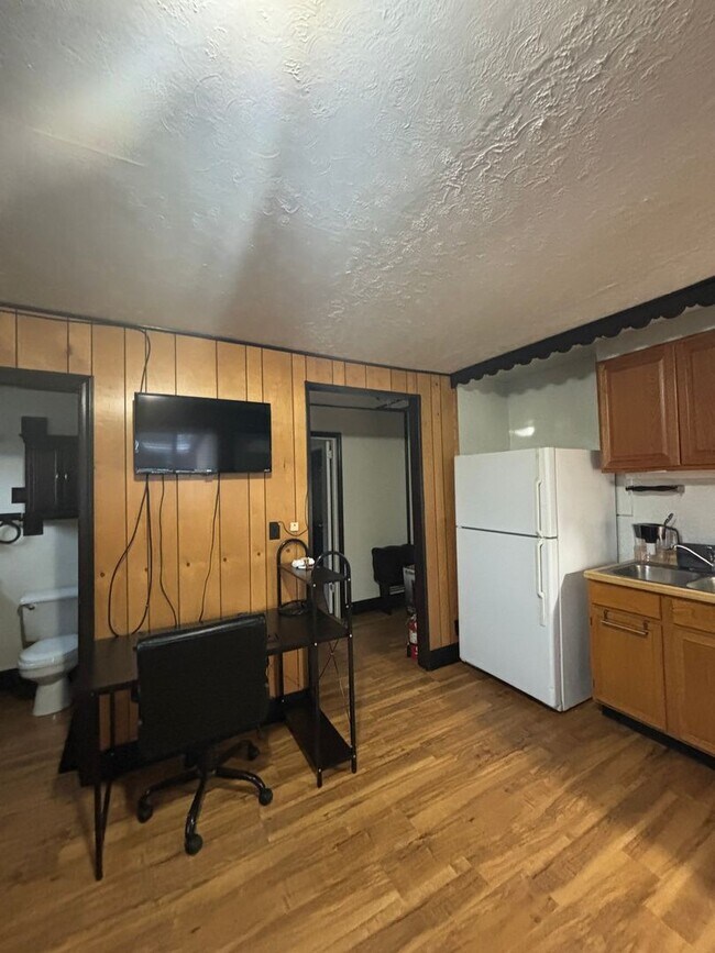2443 Loomis Dr