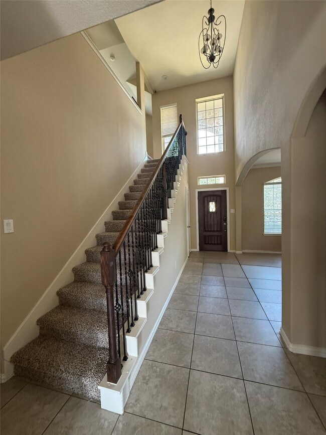 Photo - 667 Oak Cir Dr E