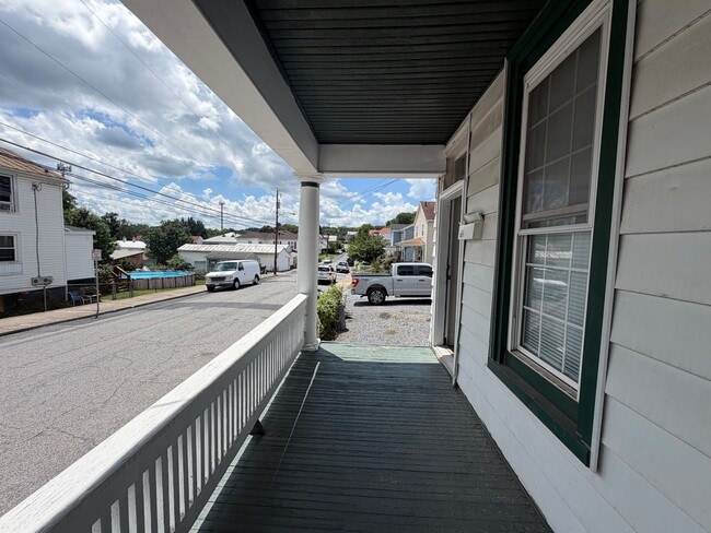 Photo - 702 Nelson St