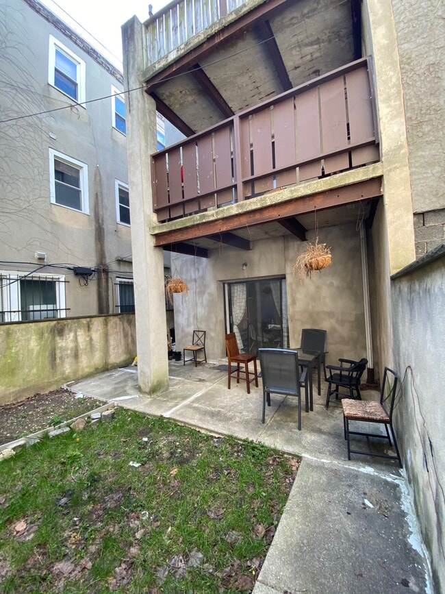Building Photo - 329 Catharine St Unit 1