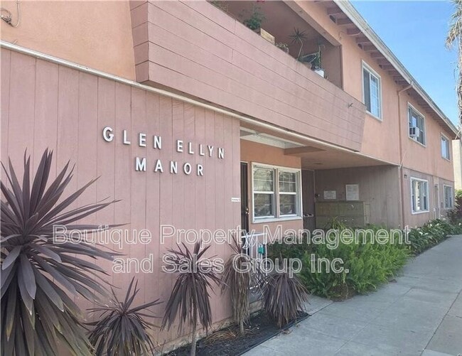 Photo - 930 E 1st St