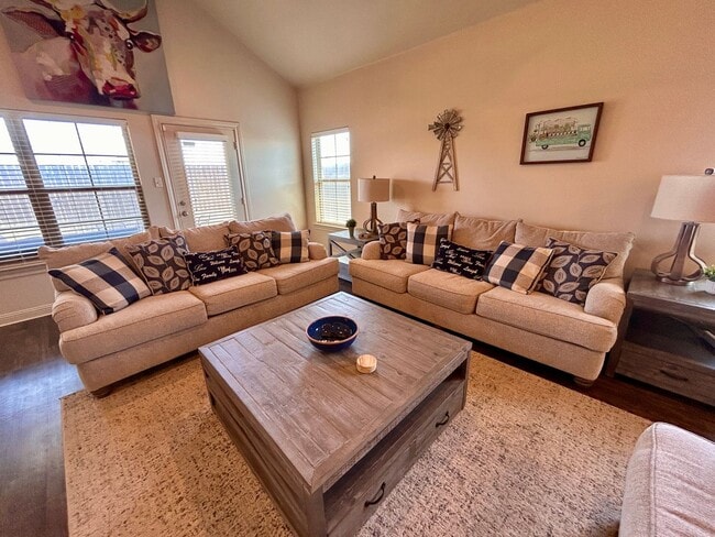 Photo - 3 Bed 2 Bath Mid Term Rental