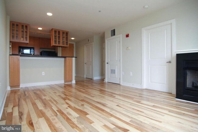 Building Photo - 1200 N Hartford St Unit 209