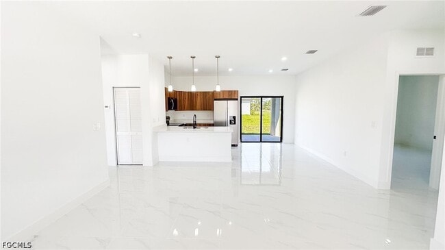 Photo - 705 Avondale St E