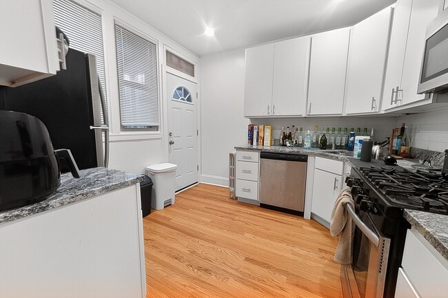 Photo - Bright and Sunny Updated 3-bed/1-bath near Loyola Unit 6638-1