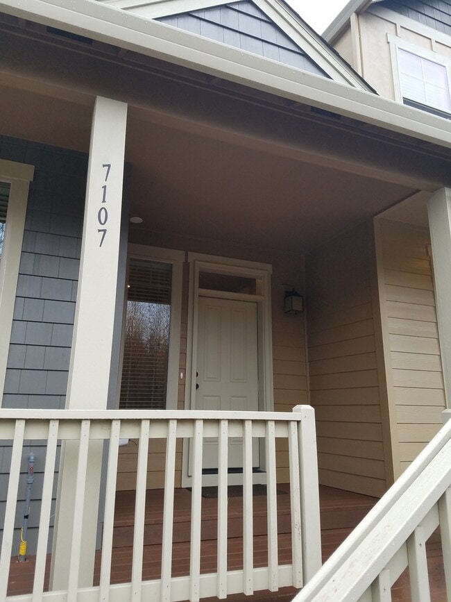 Building Photo - High end town home in perfect location