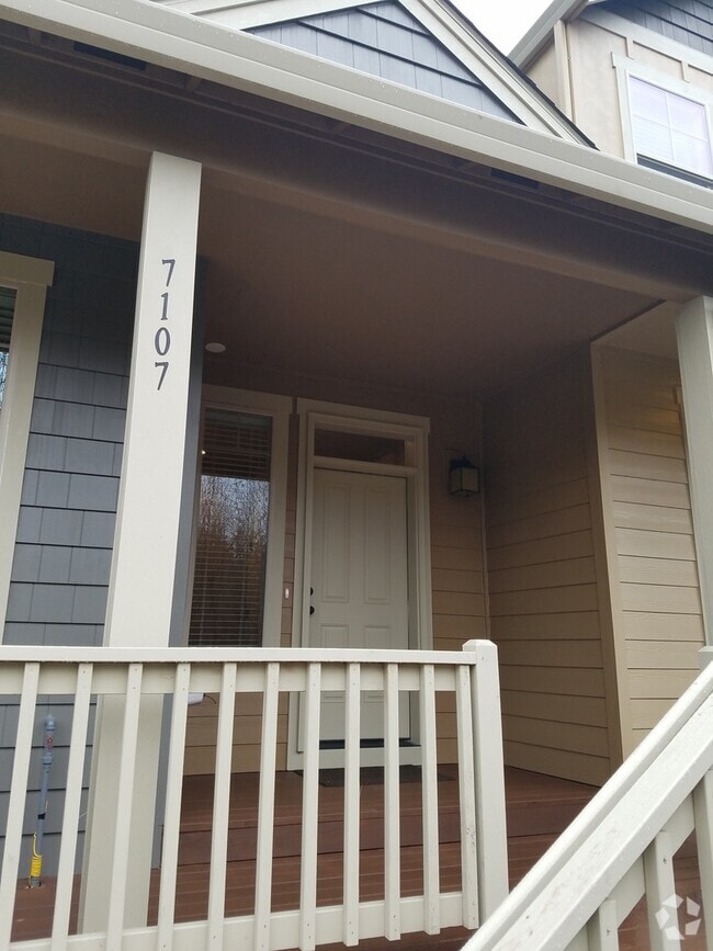 Building Photo - High end town home in perfect location