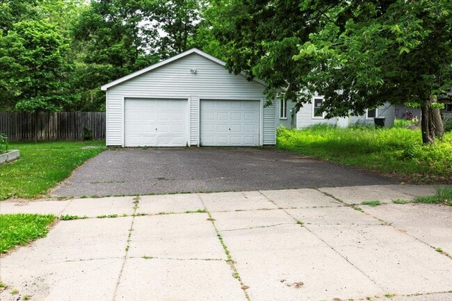 Photo - 820 10th St E