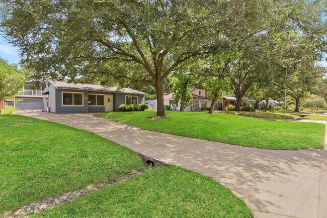 Photo - 950 Lamonte Ln House