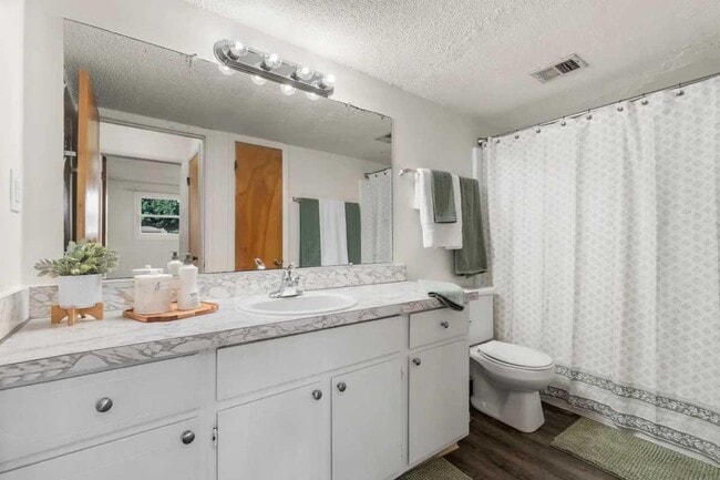 Building Photo - Hull Flats