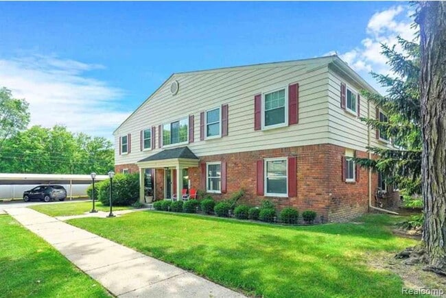 Photo - 721 W Maple Rd