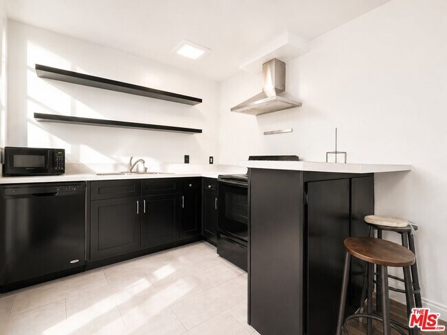 Building Photo - 12014 Kling St Unit 4