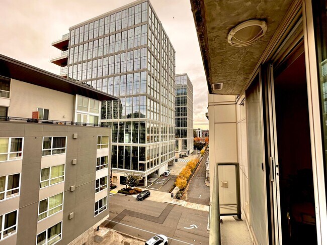 Photo - Downtown Bellevue Studio with Balcony, In-... Unidad 501