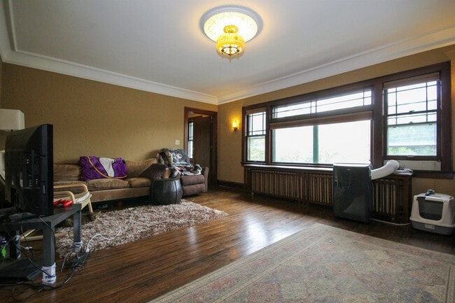 Photo - 1404 University Ave NE