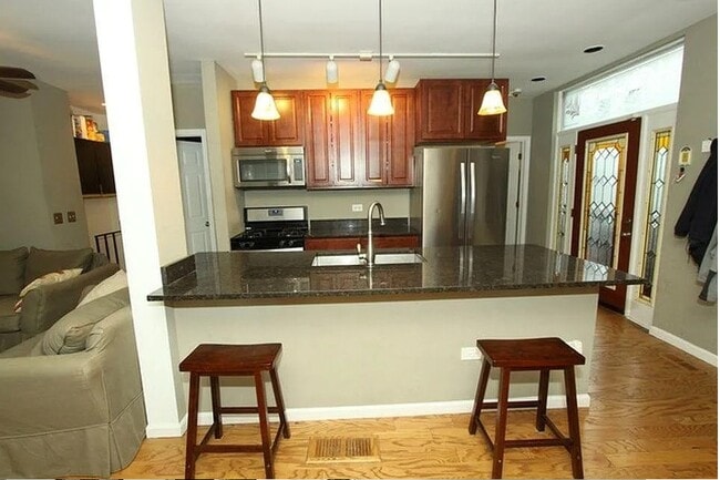 Building Photo - 2643 N Southport Ave Unit E