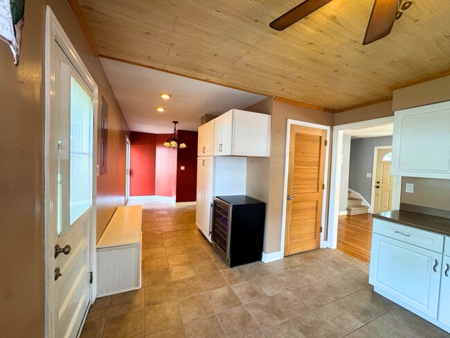 Photo - 817 Spring Rd