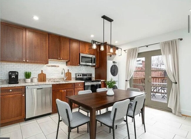 Building Photo - 1717 Green St