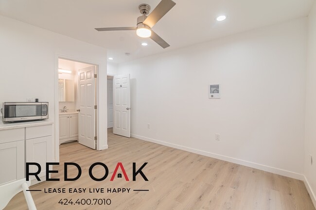 Photo - Charming Bachelor Unit with a Minifridge, ... Unidad 4A