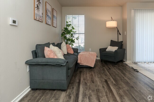 2BR, 2BA - 894SF - Living Room
