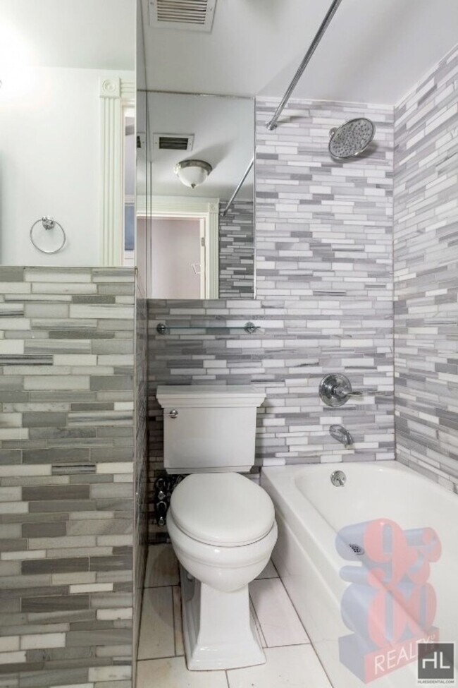 Photo - W 14TH ST. Unidad 4C