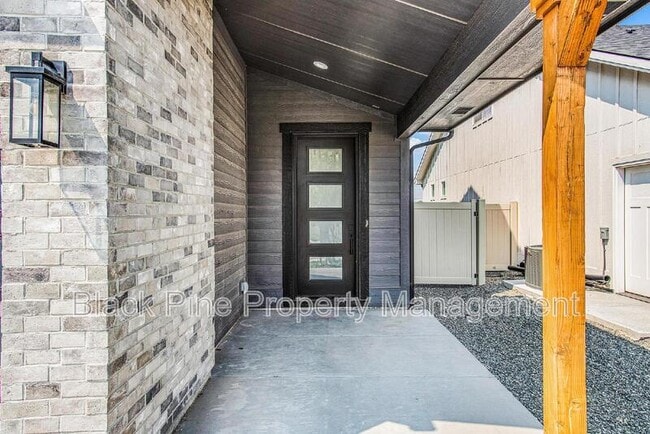 Photo - 2167 Klemmer Ave N