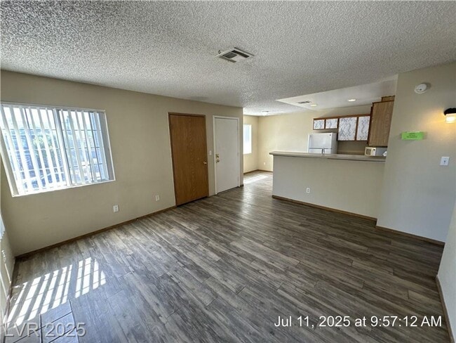 Photo - UPSTAIRS 2 BEDROOM UNIT ON THE EASTSIDE! Unidad 2024