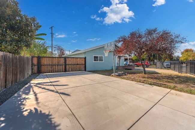 Photo - 290 Lindley Dr