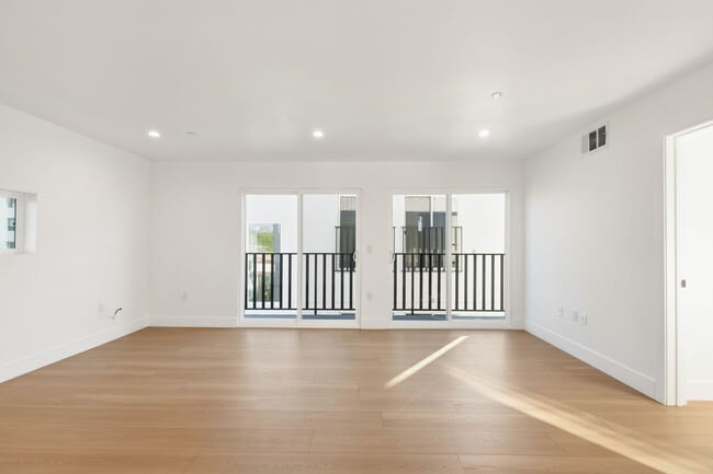 Photo - 828 N Detroit St Unit 830