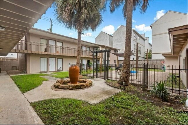 Building Photo - 4036 Bellefontaine Unit 9