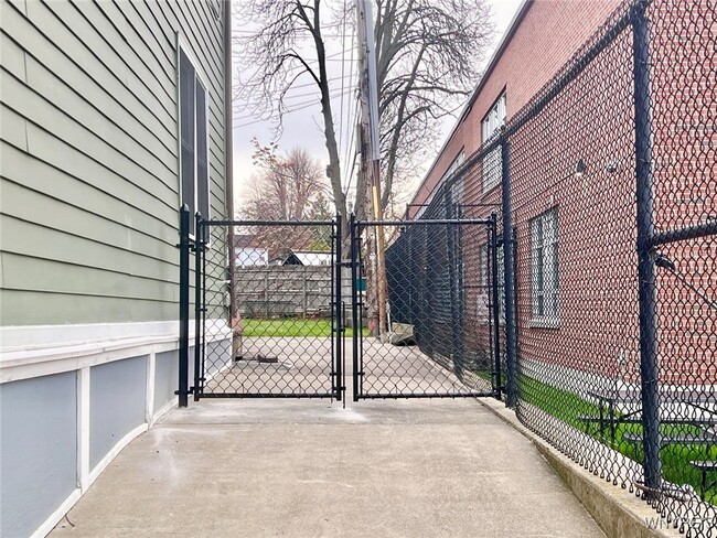 Building Photo - 143 Cottage St