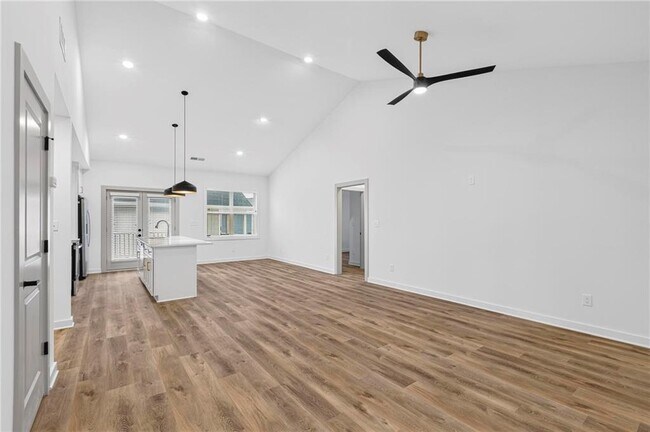 Photo - 122 Hilltop Dr SW