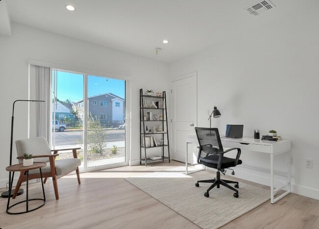 Photo - 5850 Vineland Ave Unit #5852-1