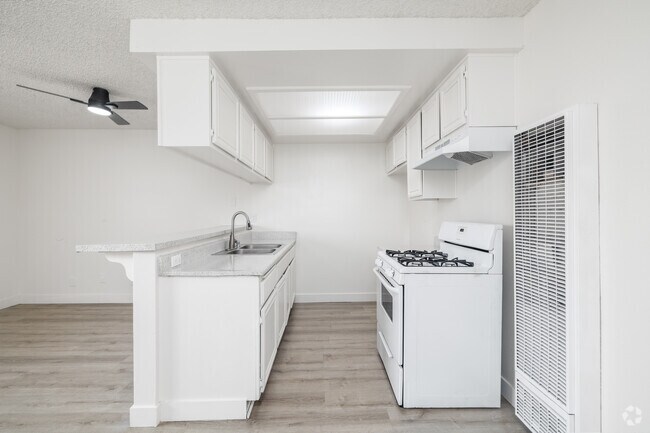 2BR, 2BA - 733SF - Kitchen