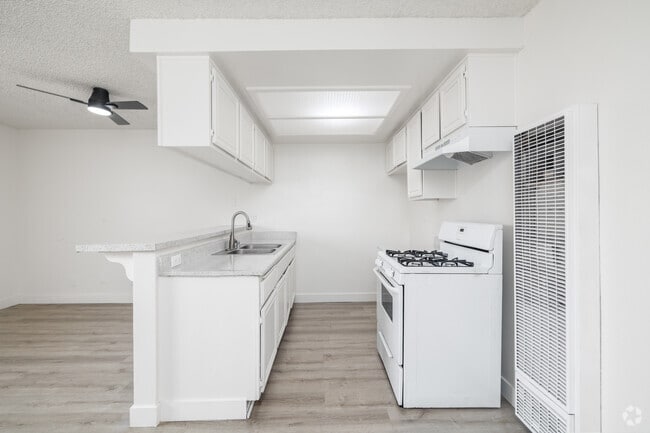 2BR, 2BA - 733SF - Kitchen - 1555-1557 Carson St.