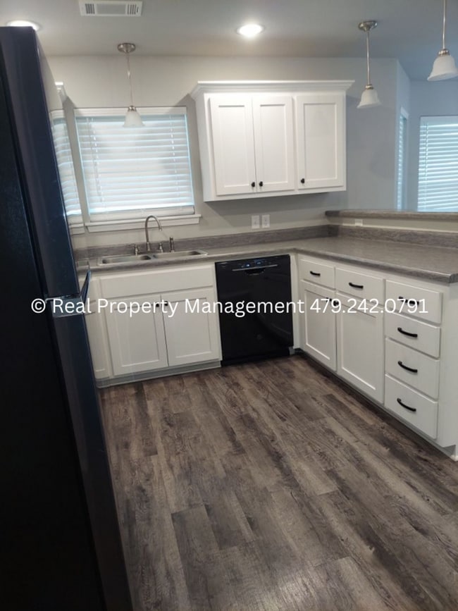 Photo - 1200 Sandstone Dr