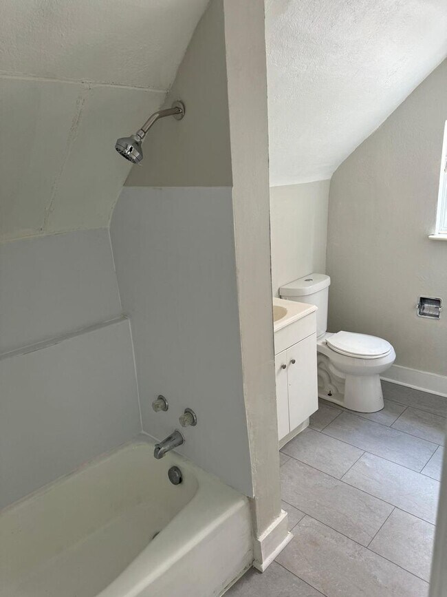 Photo - 2050 Monongahela Ave Unidad 2