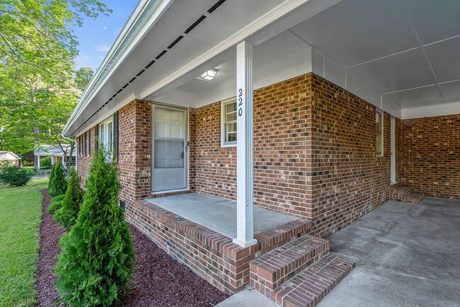 Photo - AVAILABLE NOW!! 4 bedroom Brick Ranch Style Home