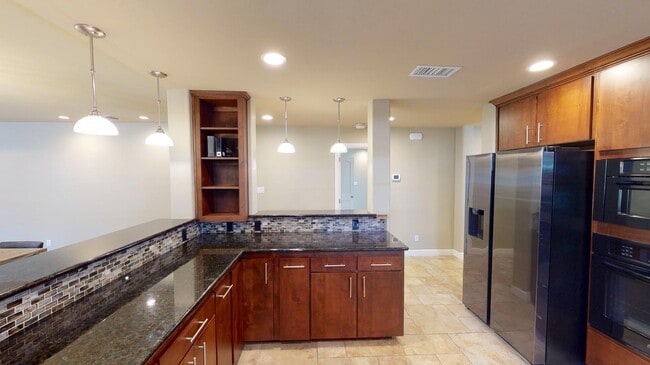 Stylish & bright Ridglea North home steps from Berney Park