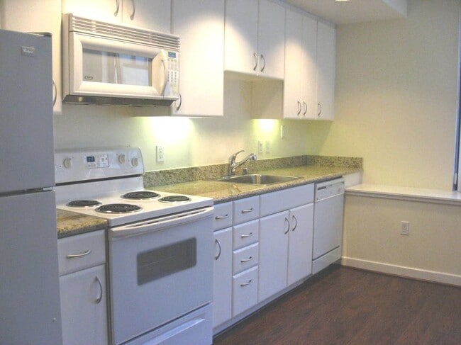 Photo - 260 King St Unit Junior Bedroom