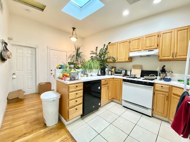 Building Photo - 35 Adamson St Rental