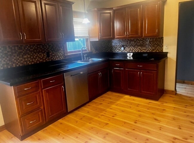 Photo - 106 8th St