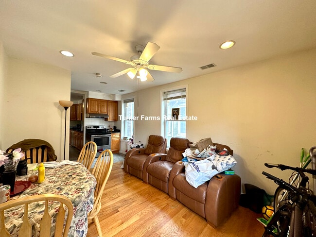 Building Photo - 10 Moreland St Unit 2