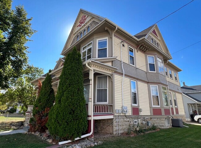 Photo - 821 N Oneida St Unit Upper