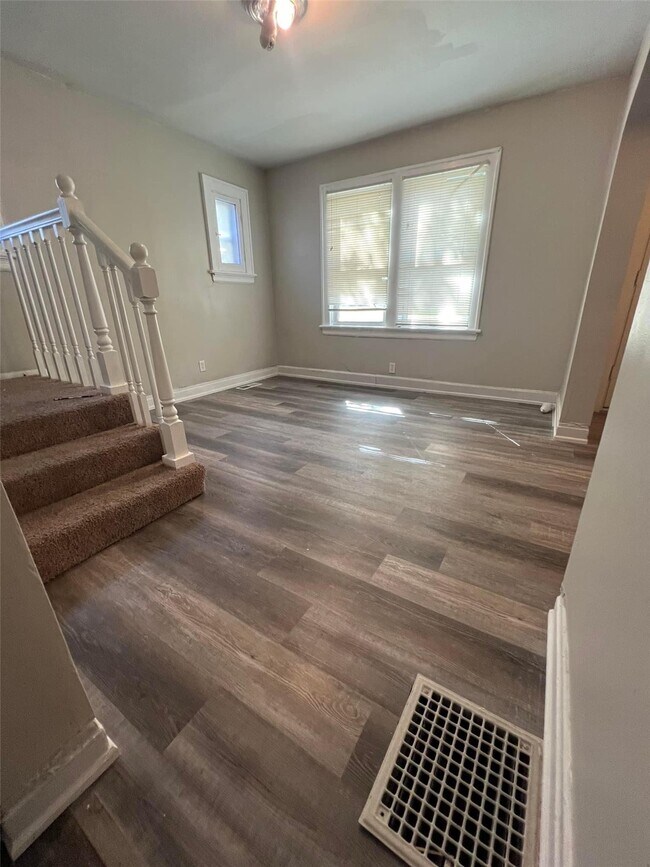 Photo - 831 Abston St