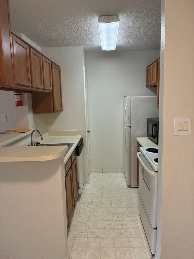 Photo - 2121 Hepburn St Unit 404