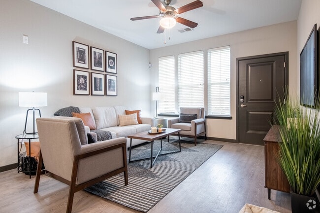 2BR, 2BA - 1090SF