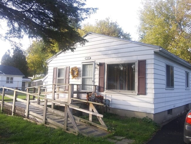 Building Photo - Charming 2-Bedroom Home on Double Lot – Av...