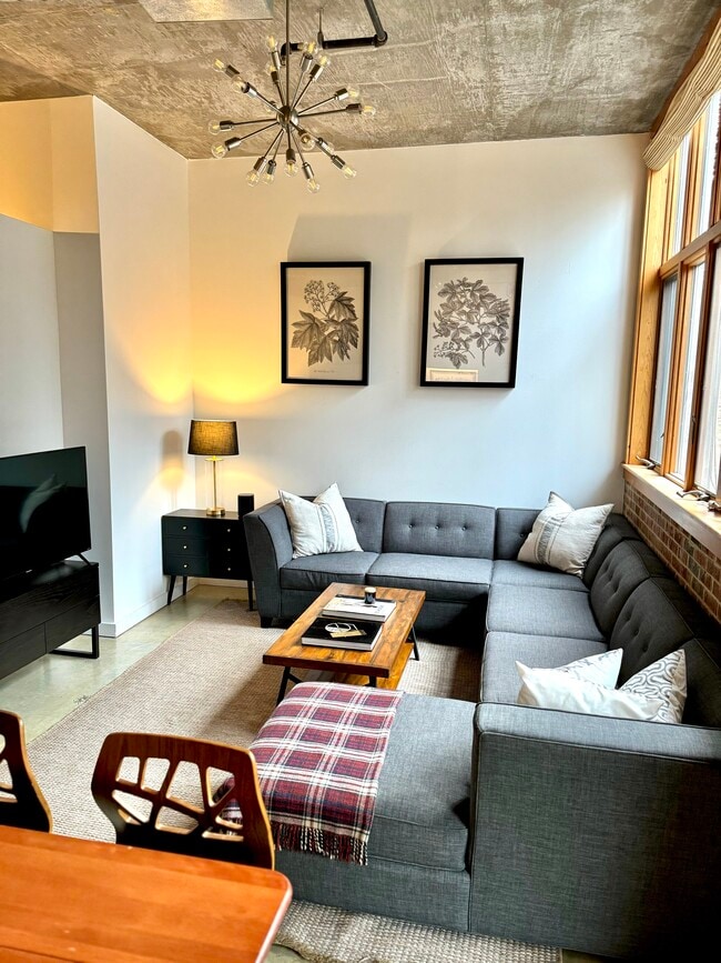 Building Photo - 640 Glen Iris Dr NE Unit #317